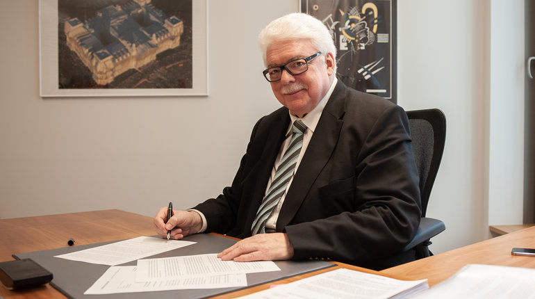 Ombudsmann Heinz Lanfermann an seinem Schreibtisch